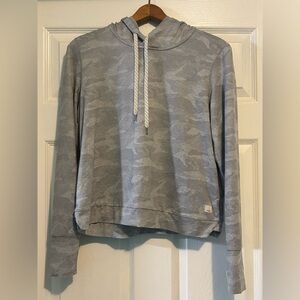 Vuori Halo Essential Hoodie Womens Small Gray Camo Athleisure DreamKnit Pullover